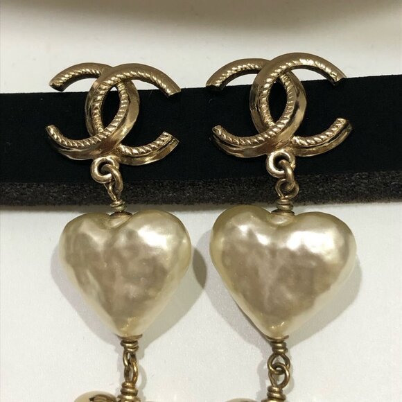 CHANEL CC Logos Pearl Drop Heart Stud Earrings Gold Tone B22C Auth w/Box #7511 - Picture 4 of 9